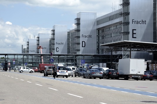 Öffentliche Straße zwischen den Gebäuden des Luftfrachtterminals am Flughafen München